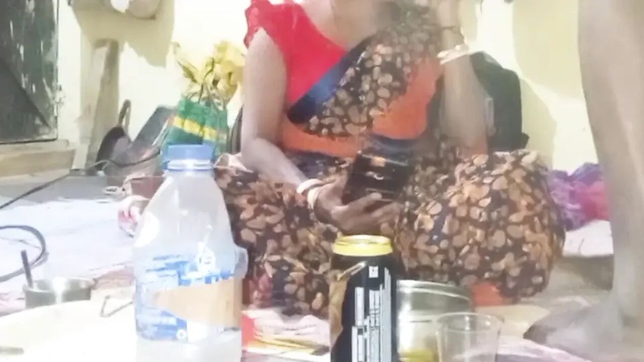 Aunty ko bear pilaya Holi Mein To aunty ne gift Mein Diya apni chut chod liya jamkar