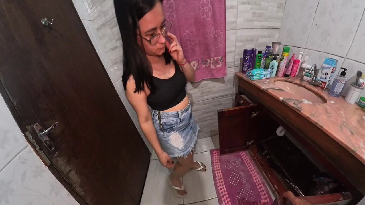 Housewife without underwear seduces plumber while he's fixing the sink