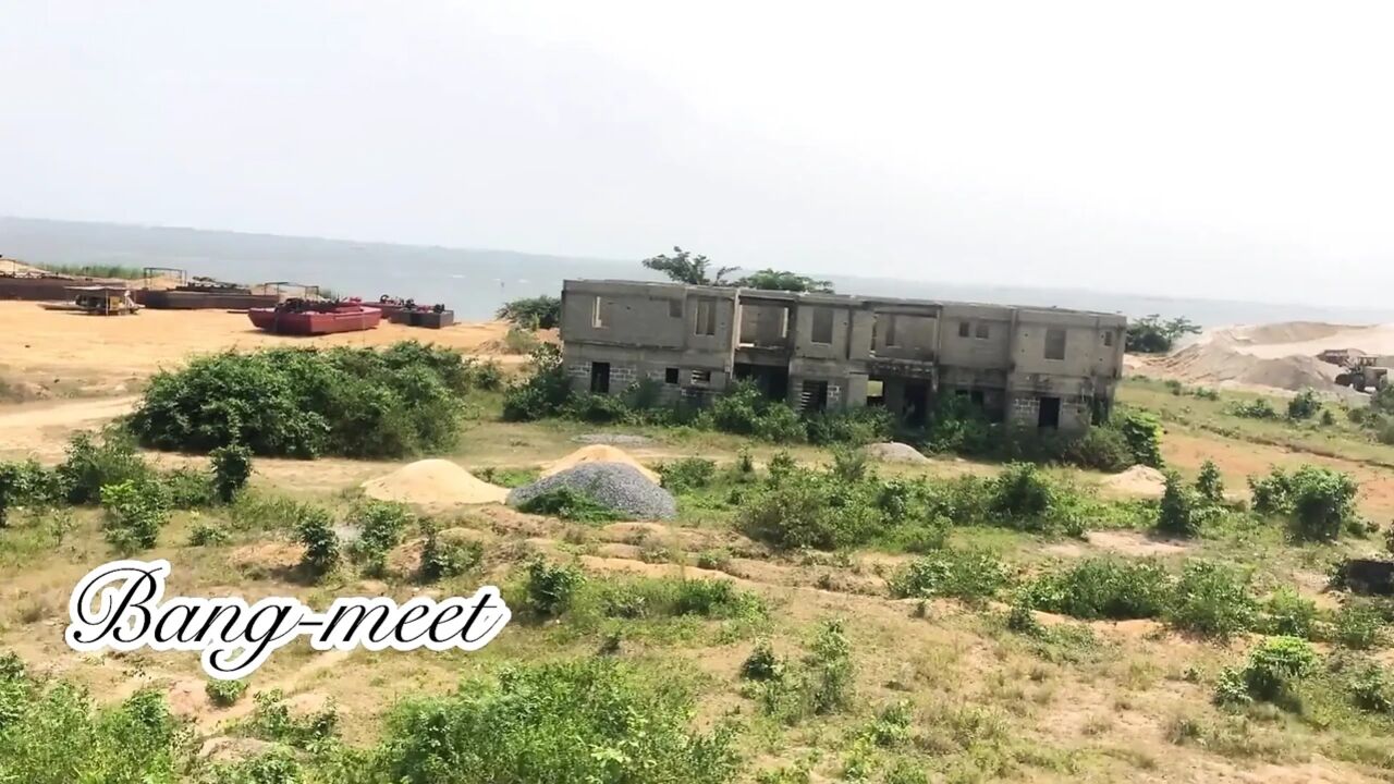 I Meet a Stranger in My Uncompleted Building