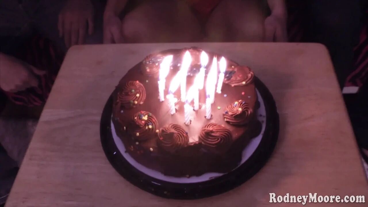 Nikki Daniels sings and sucks vintage birthday present porn