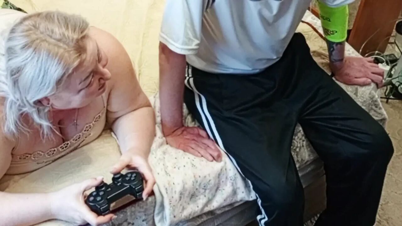 He interrupted his neighbor's game on the console, fucked her in her mouth and finished in it