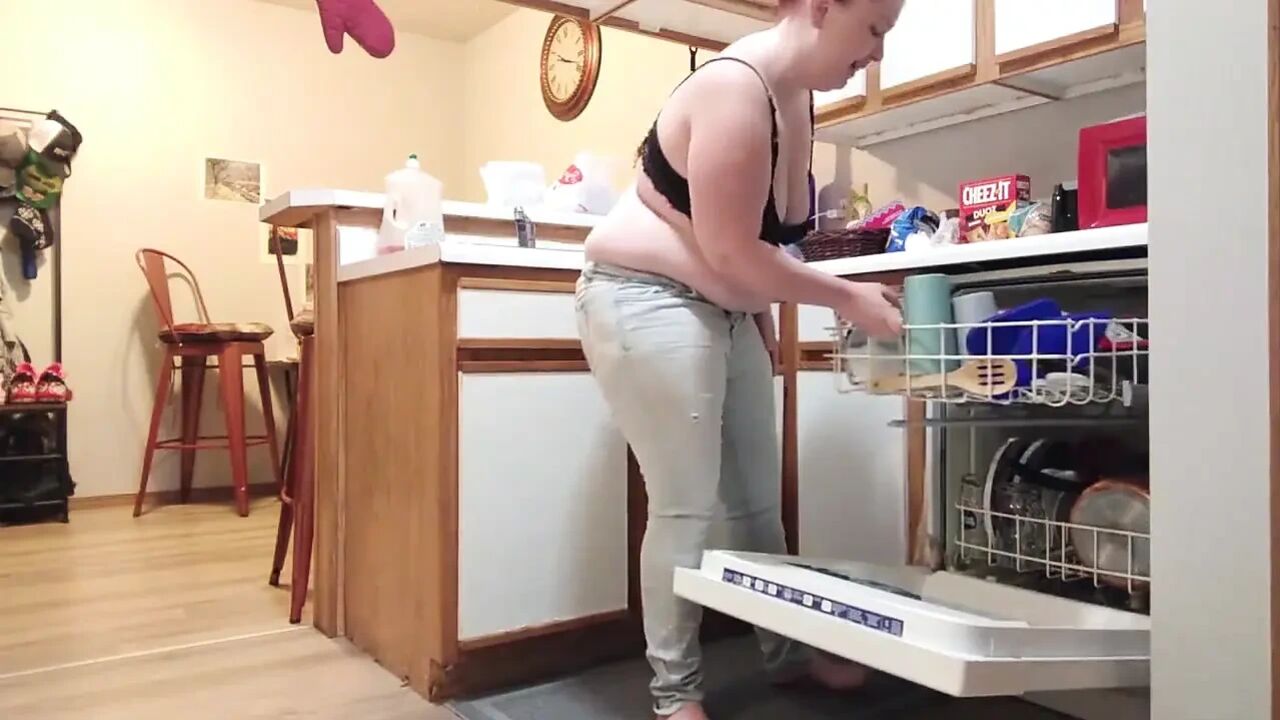 Buttcrack reveal unloading dishwasher