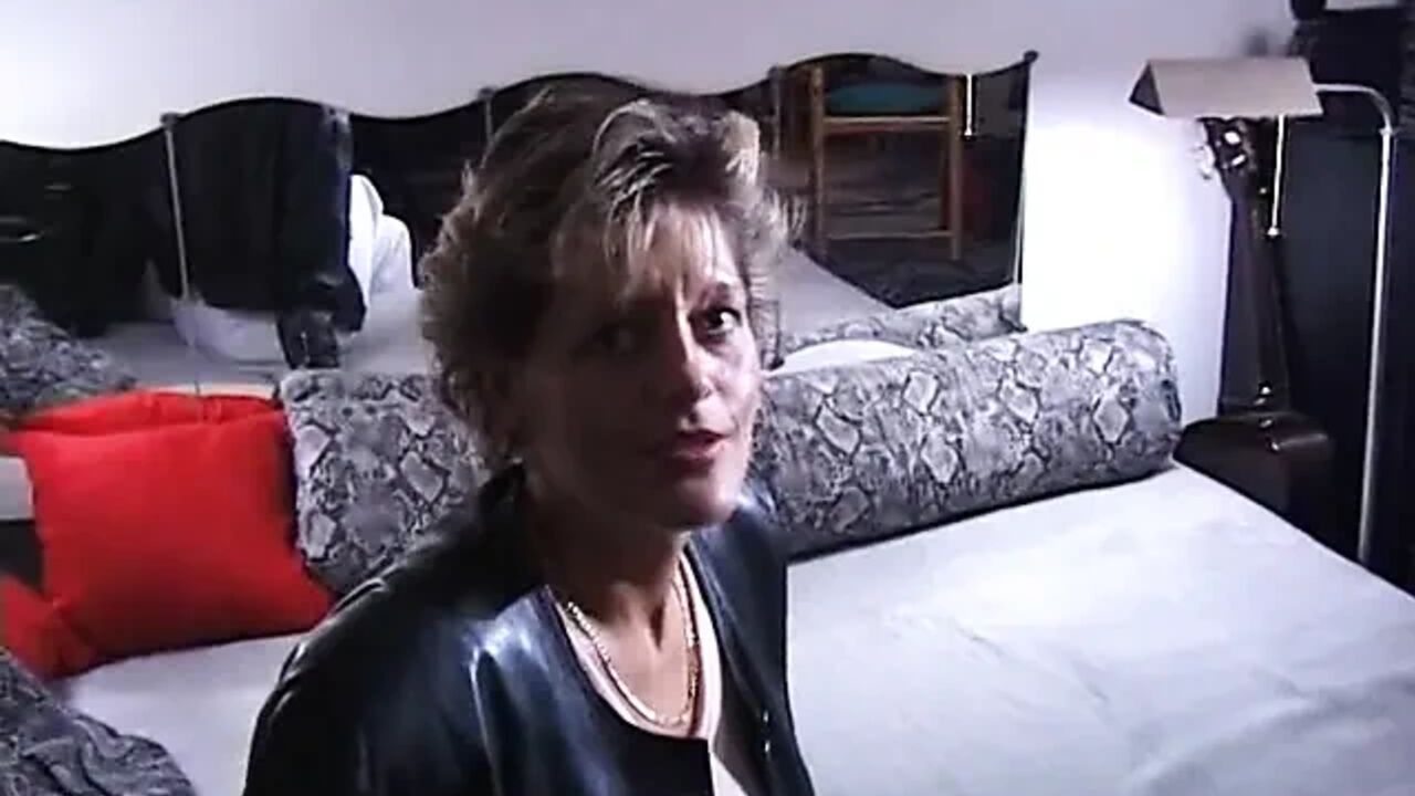 Mature slut fingers and rubs her snatch at the casting