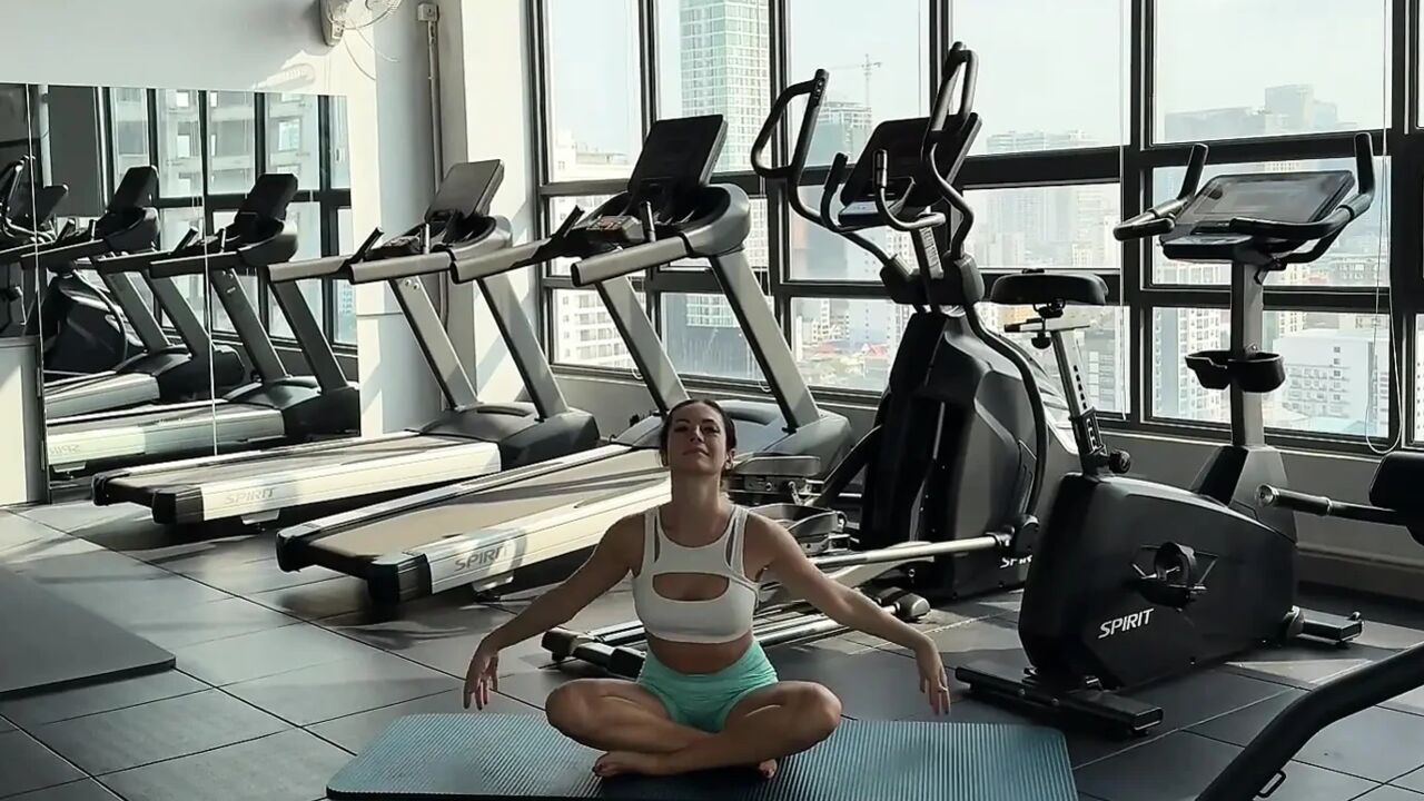 Yoga in Tight Shorts and Top 4K