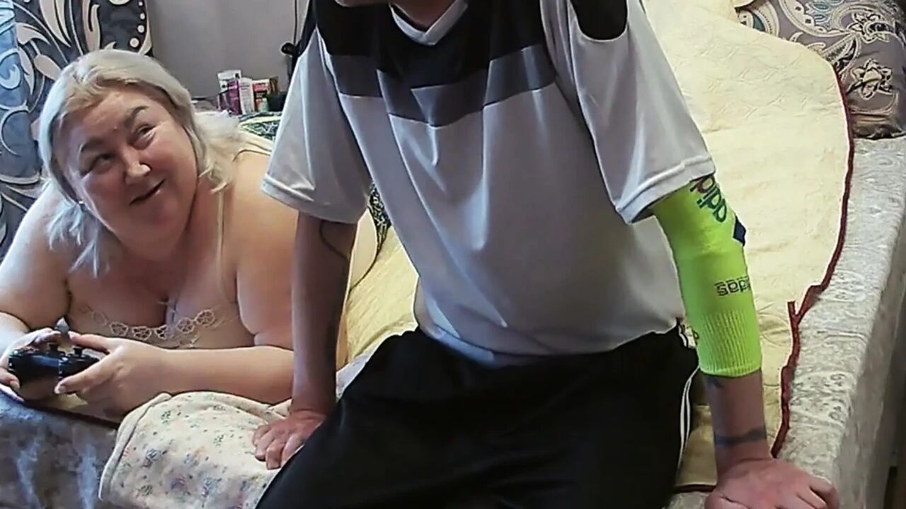He interrupted his girlfriend's game on the console, fucked her in her mouth and finished in it