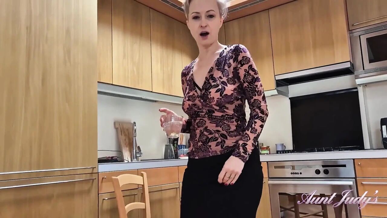 Auntjudys - Busty Amateur MILF Wanilianna Gets off in the Kitchen