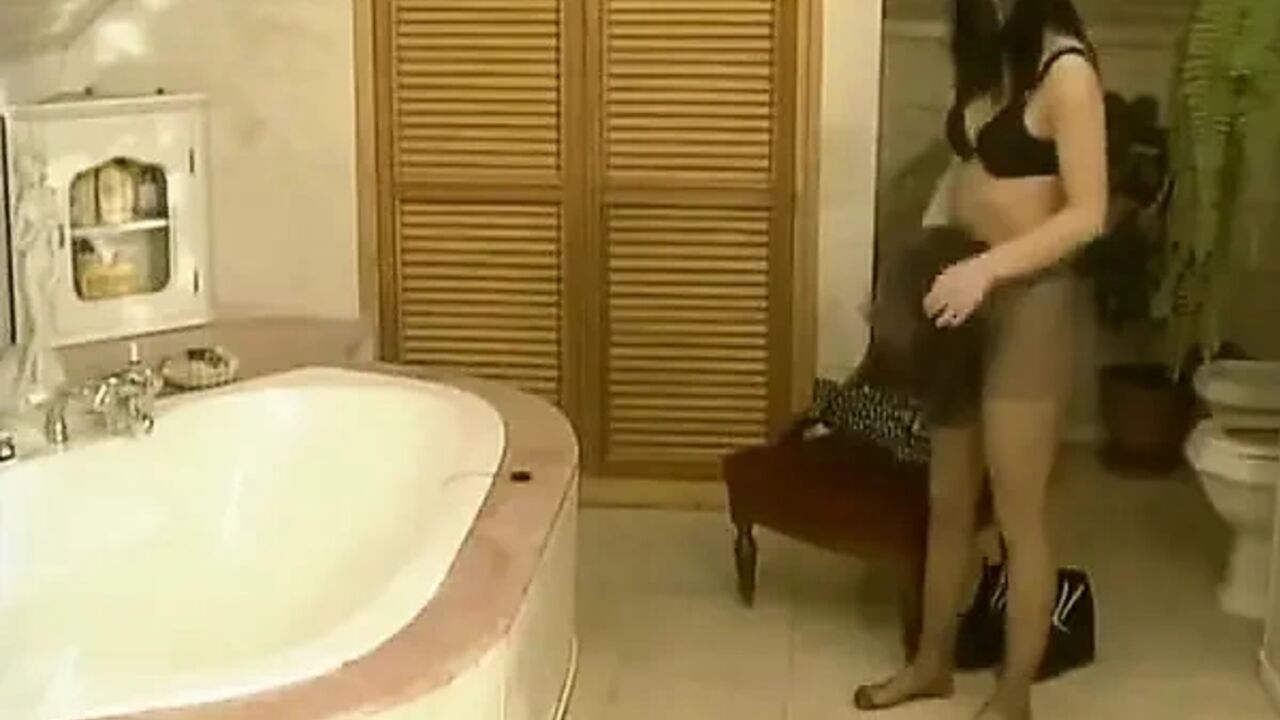 Perfect Amateur Babe From Germany Takes Nice Bath