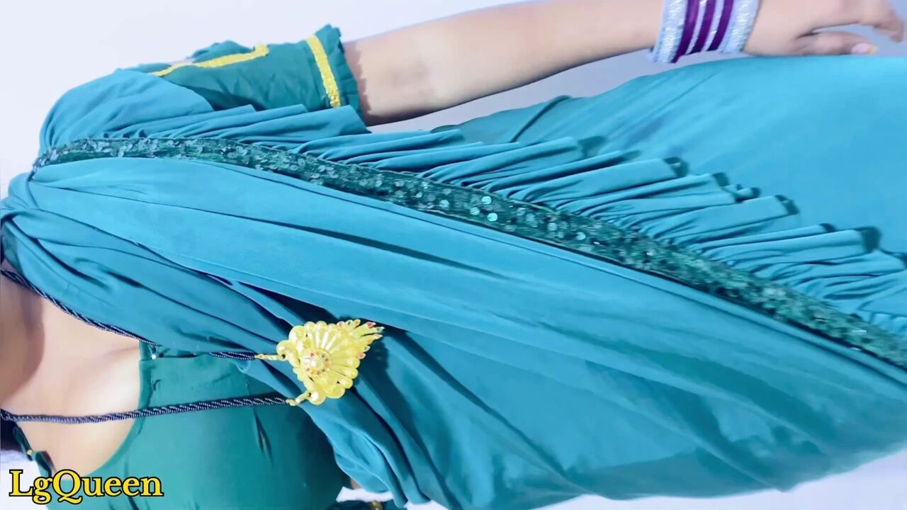 Desi Hot Stepmom Was Caught Alone Today, I Had a Lot of Fun Fucking Her Pussy. I Left Her in a Green Saree Hindiaudio Queenalexa