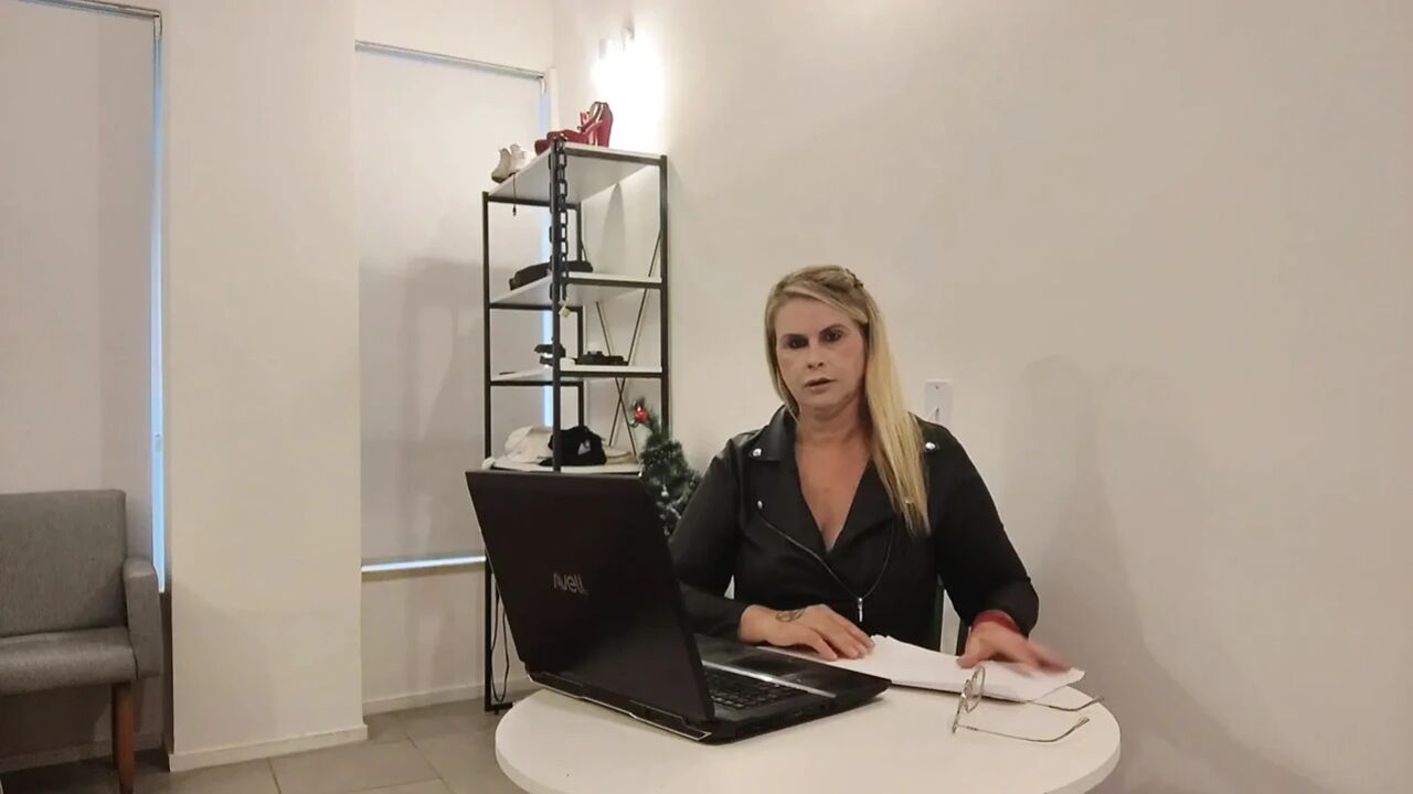 Massagista Numa Entrevista De Emprego Foi Punido Tiffany Obriga Ele Brinca Cons Pezinho