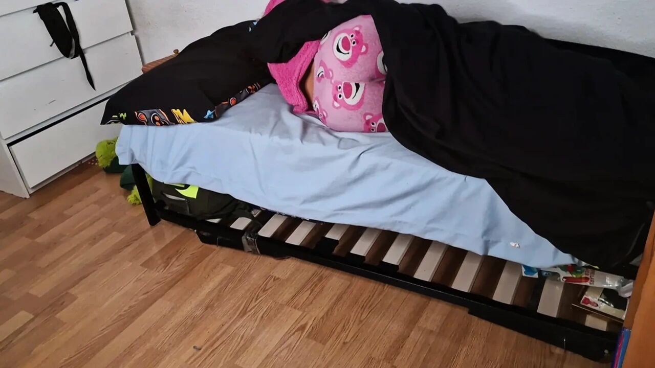 Housemate I forget to close the door to her room, she mistakes me for her boyfriend and I end up fucking her tight pussy thinking about her novi