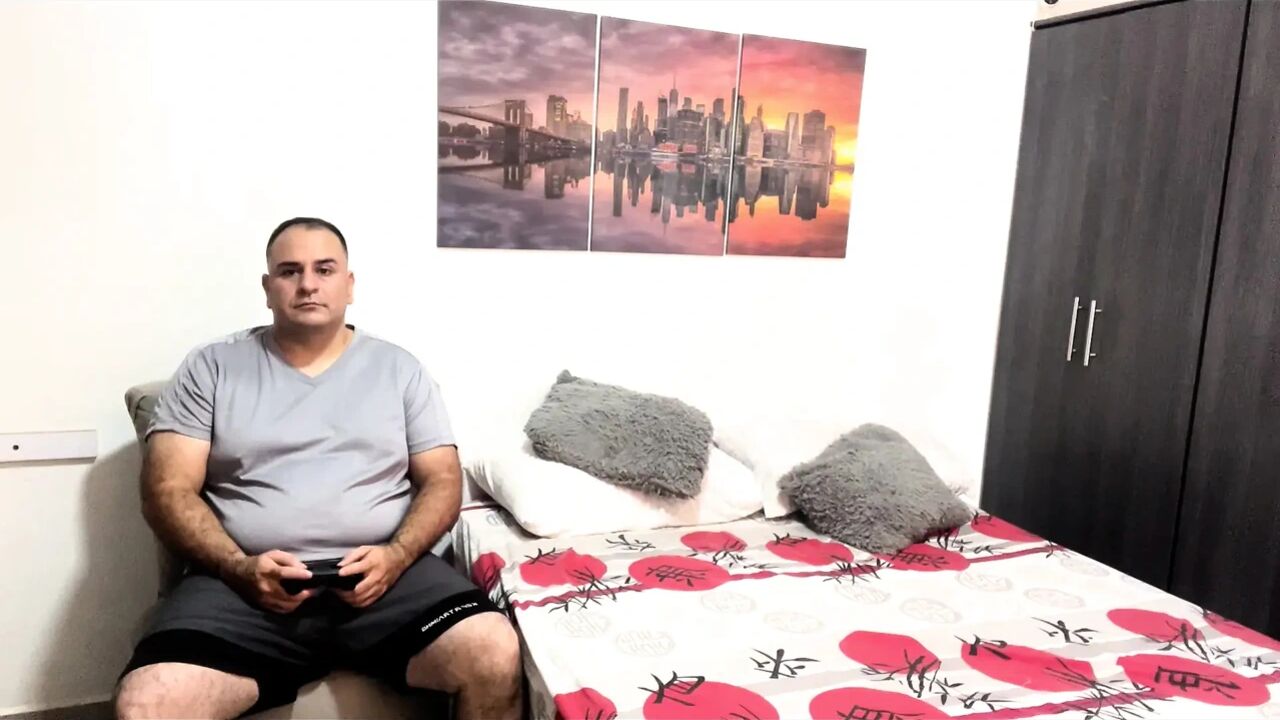 I masturbate while my stepbrother plays on his console