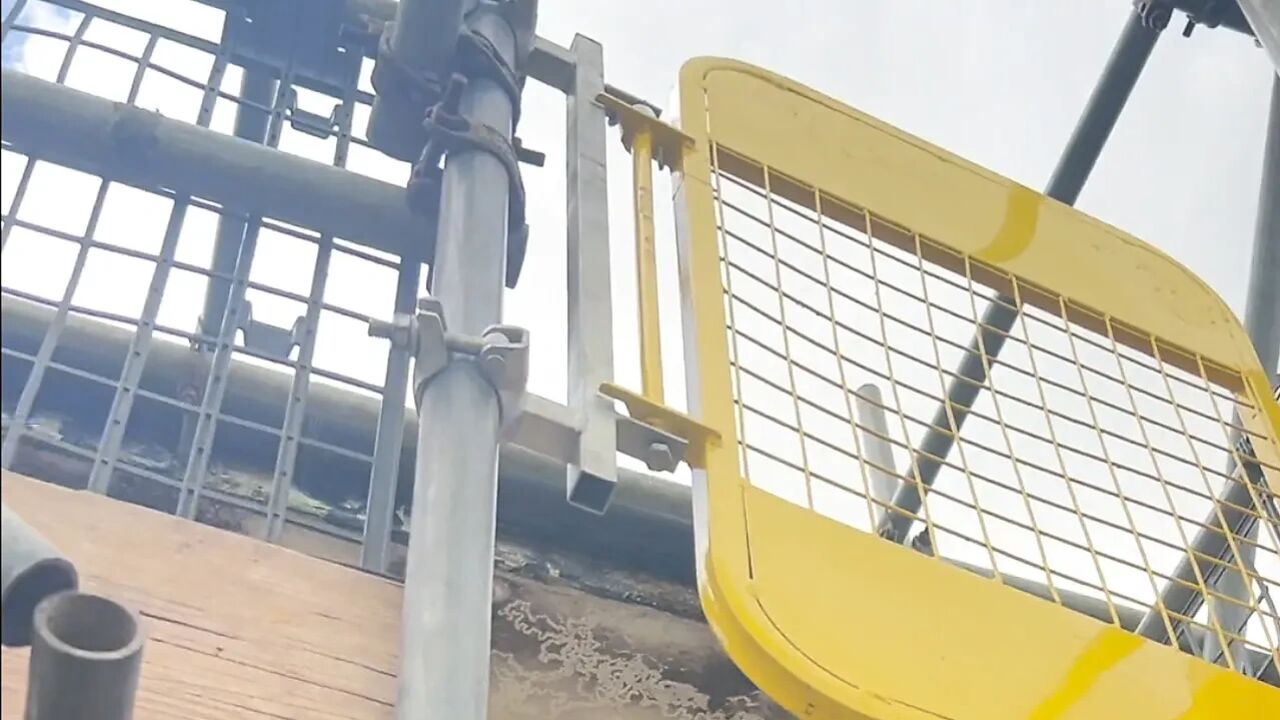 She Likes to Let the Workmen Watch Through the Window While Wanking and Filming