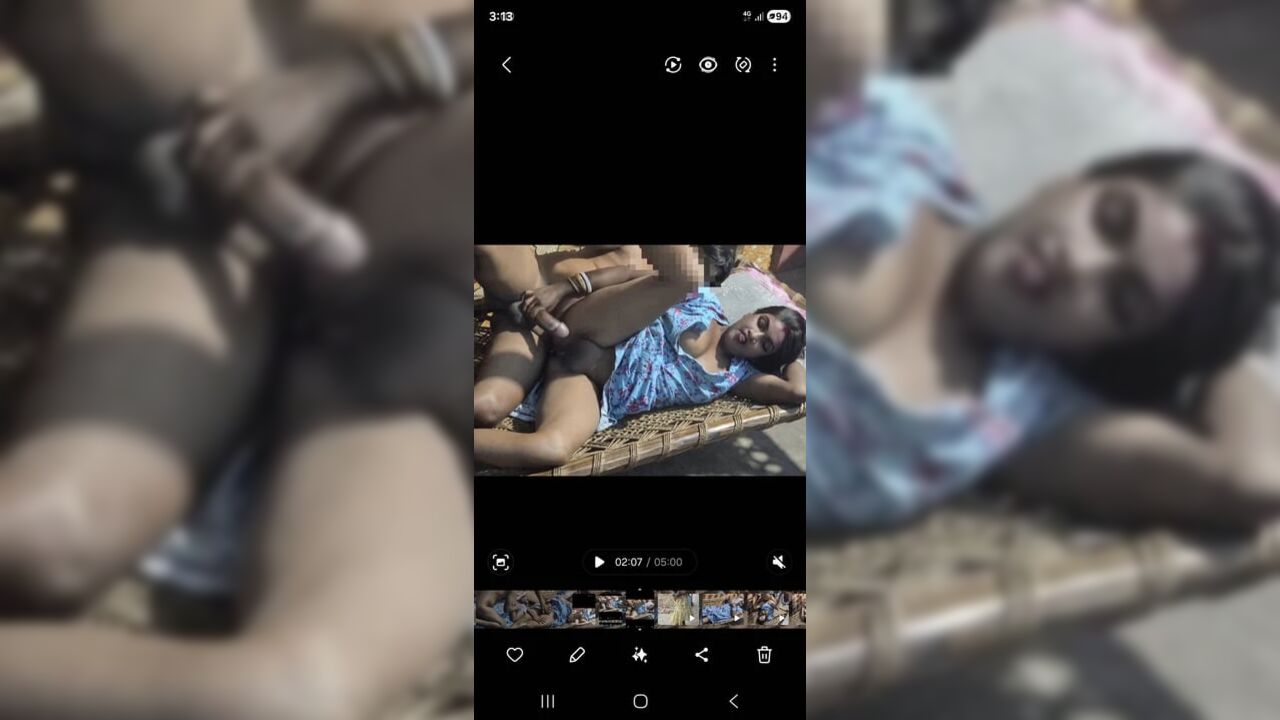 Bahu rani meksi pahon ke so rahi thi,sasur ne khatiya por jor jor chud ke bahu ki pani nikal diya