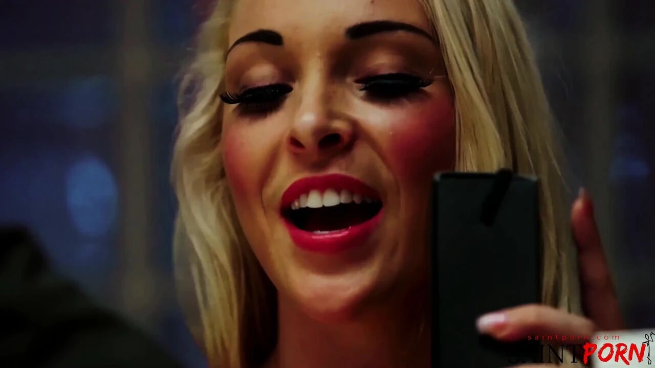 Victoria Summers Is the Ideal Housewife