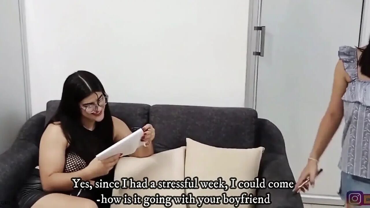 Psychologist Teaches Her Patient How to Have Good Lesbian Sex