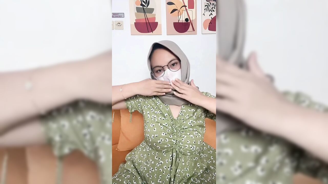 Young young mama shows off her perfect body