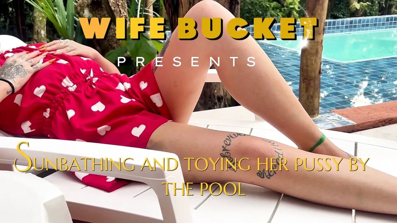 A Wifebucket wifey who was sunbathing and toying her pussy by the pool
