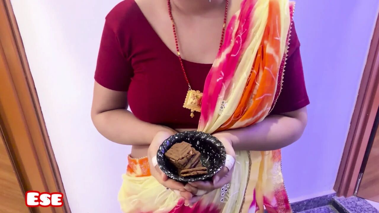 Pados Ki Bhabhi Aayi Cookies Taste Karwaane aur Chud Ke gayi
