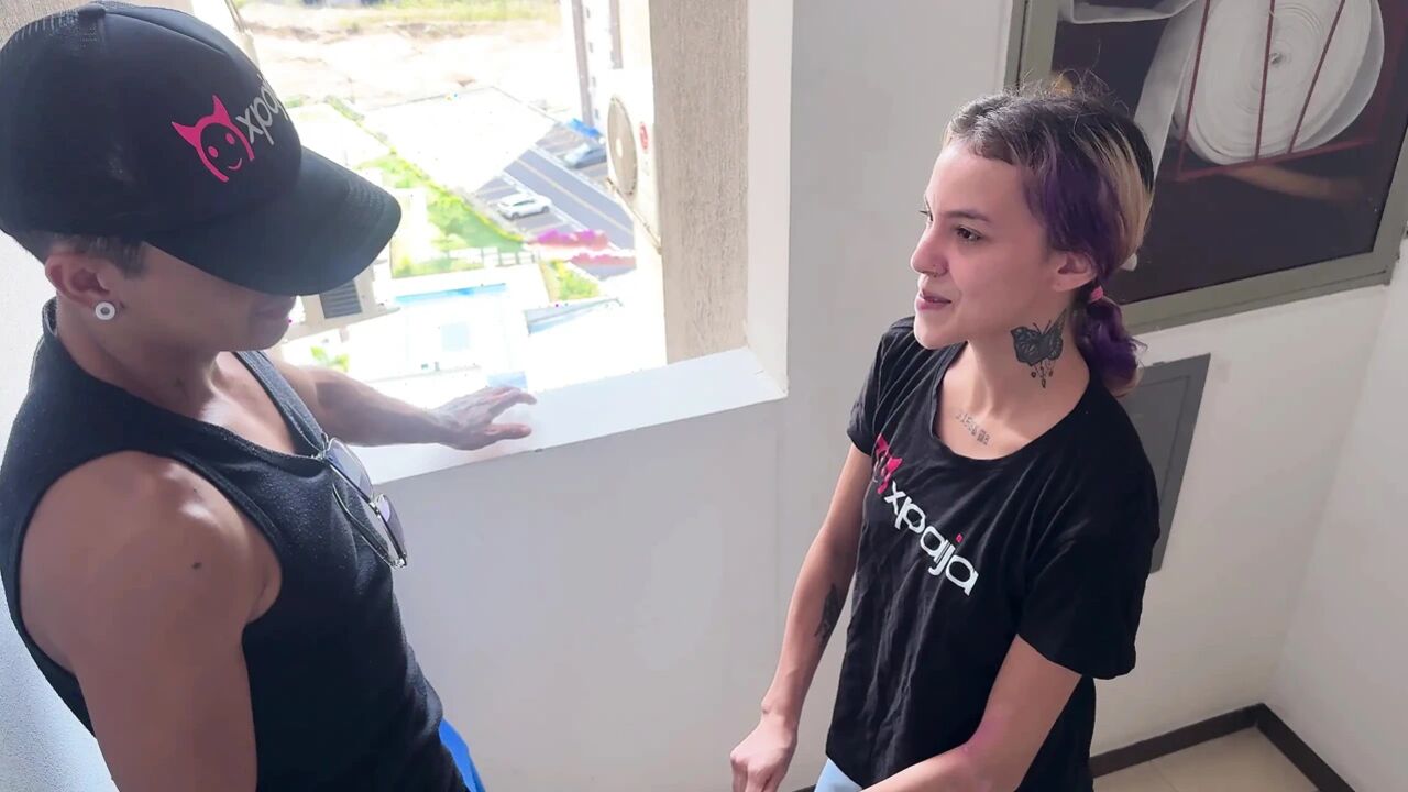 My little neighbor takes advantage of the fact that my wife's cuckold is not there to give me her delicious ass.