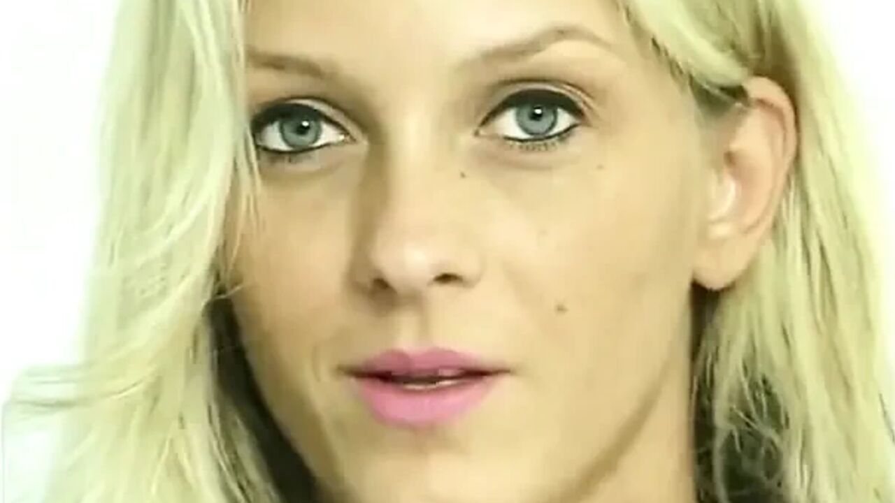 Sexy blonde babe is filling her snatch with a huge dildo