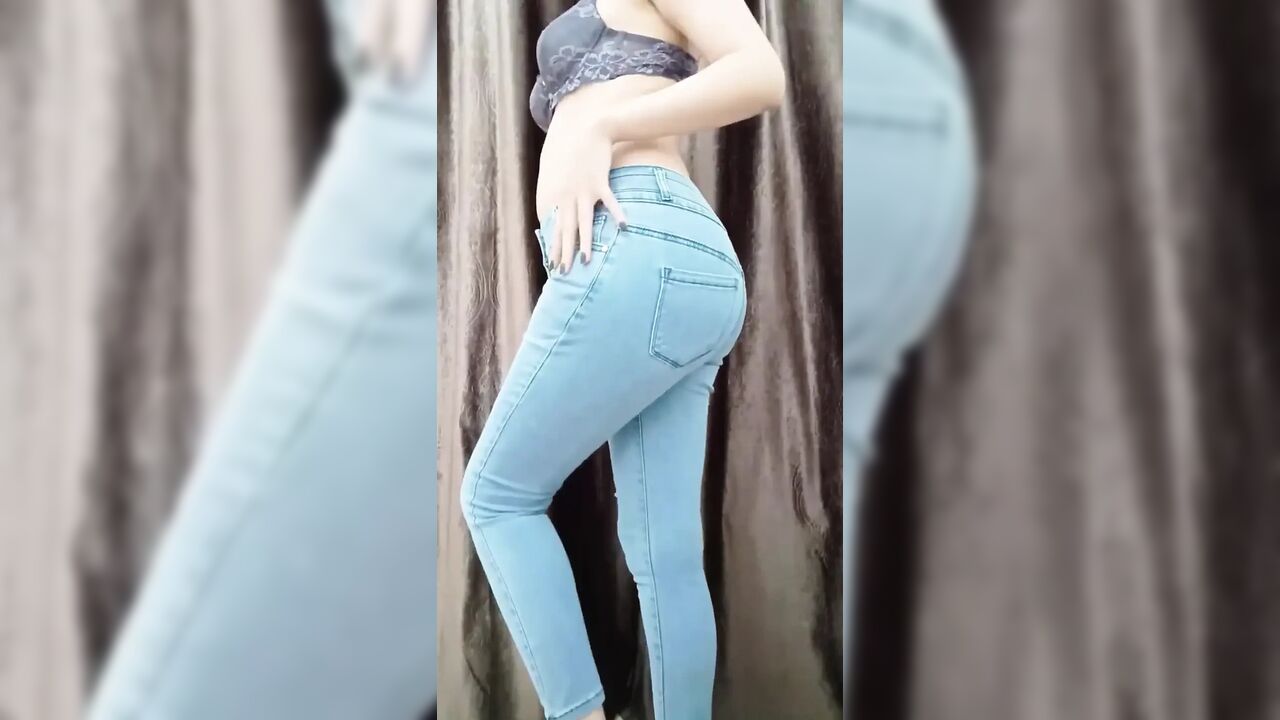 Hot Girl Showing the Big Boob and Pusssy Fingering