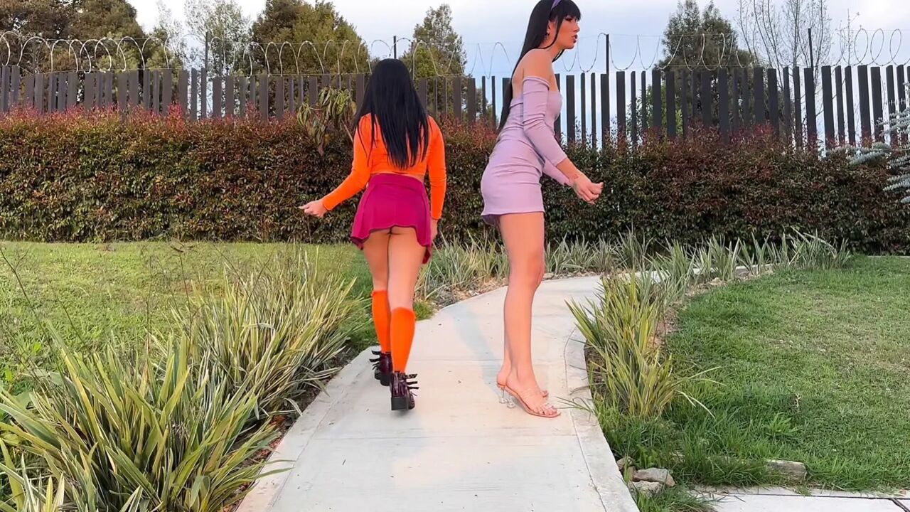 Daphne and Velma Catch the Monster - Halloween Special