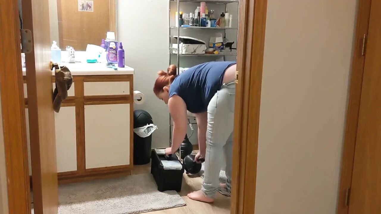 Female plumber's buttcrack