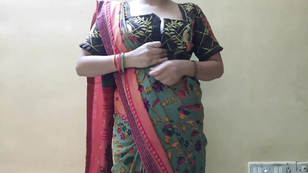 Bhabhi ka blouse buttons lagane ke bad choda