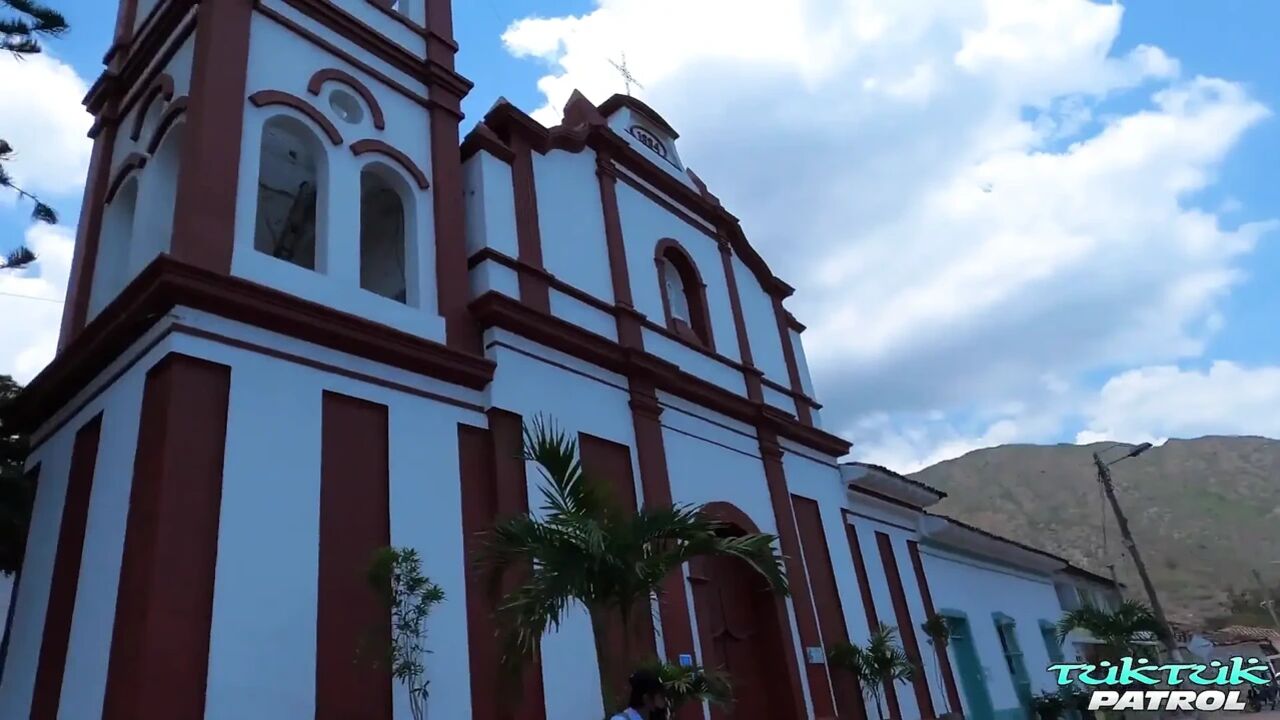 Big Tit Colombian Babe Seduces Foreigner