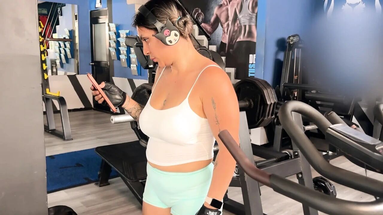 Colombian MILF gives oral sex to her partner after coming from the gym