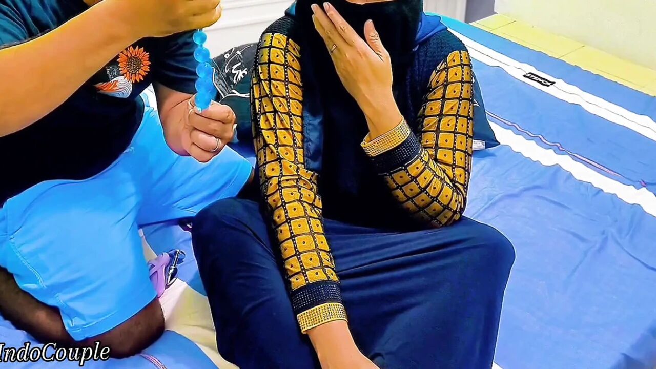 Gadis berhijab menunjukkan memeknya tetapi saudara tiri memilih lubang yang salah.