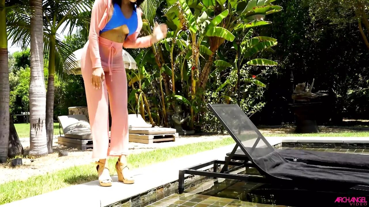 ArchAngelVids - Aaliyah Hadid gets serviced poolside