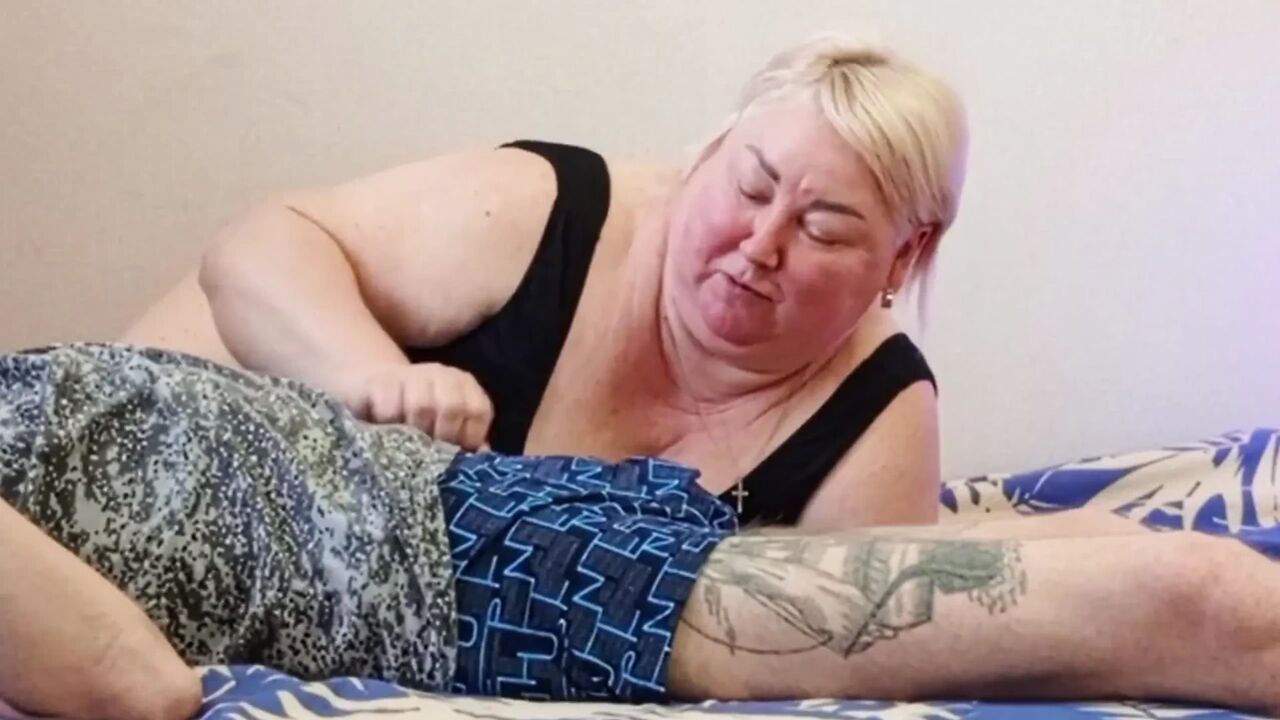 Stepmom Sucks My Dick Until I Cum in Her Mouth with Hot Cum