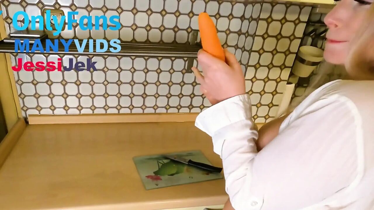 Sexwife Get Fucking in the Kitchen Anal Pussyfuck Sucking Cumass Jessijek