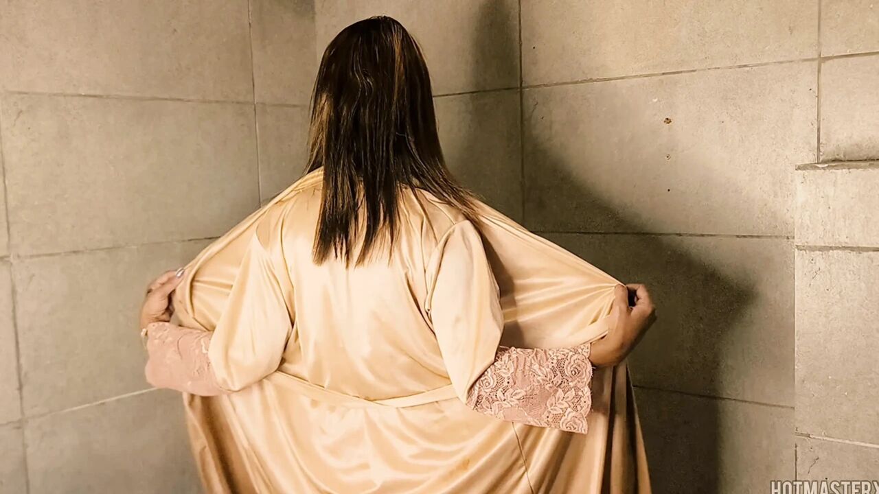 Indian Desi girlfriend having hardcore sex and pussy licking in hotel bathroom ( Srimoyee )