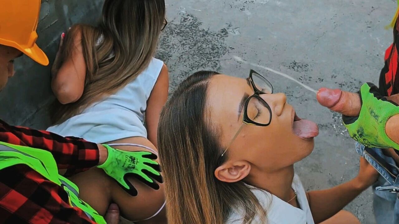 Gorgeous Accountant Lady Gives Her Ass to Dirty Builder