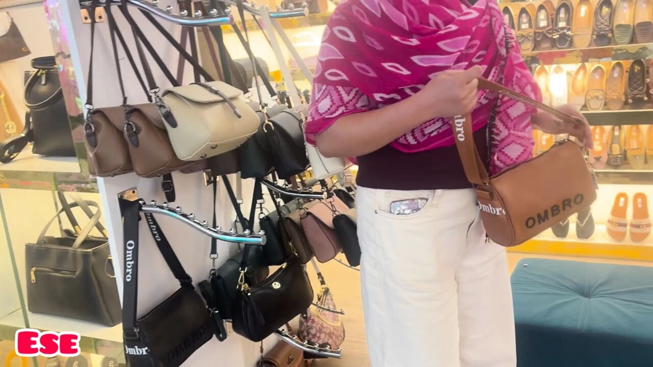 Hot Desi Girl Fuck in the Shopping Mall