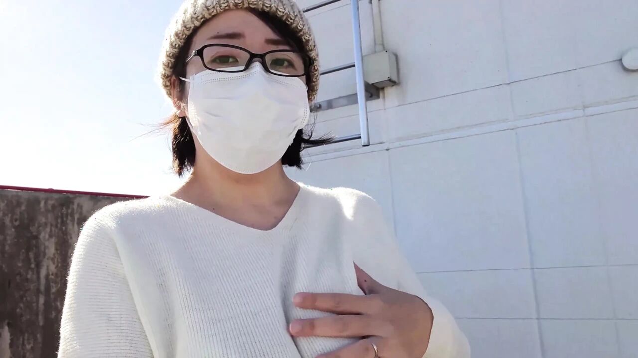 Married Woman Masturbates Boldly in an Outdoor Parking Lot