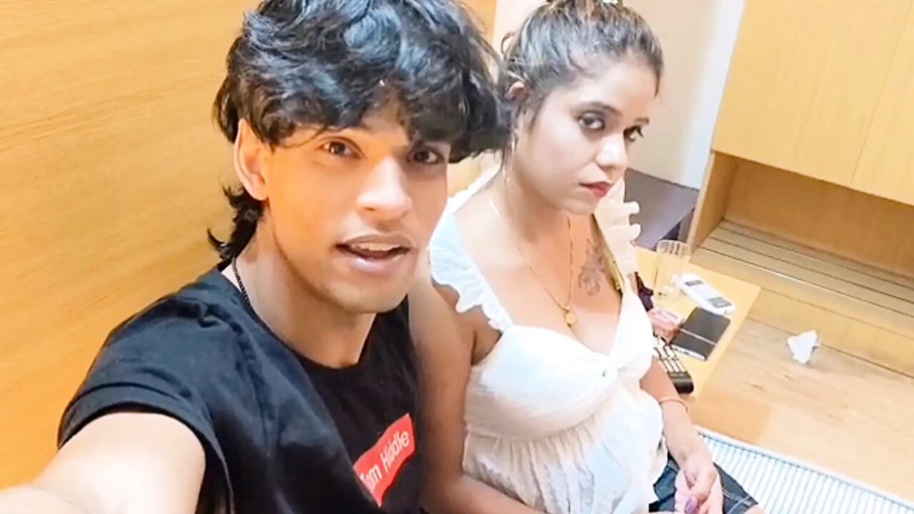 indian desi college girlfriend and boyfriend had hardcore sex in hotel video ( Srimoyee )
