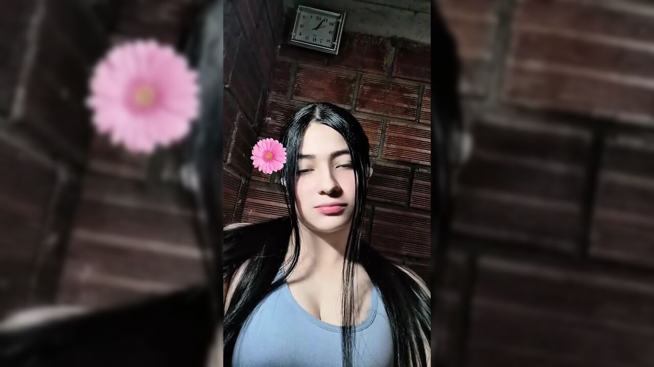 Colombian influencer masturbates for her fans
