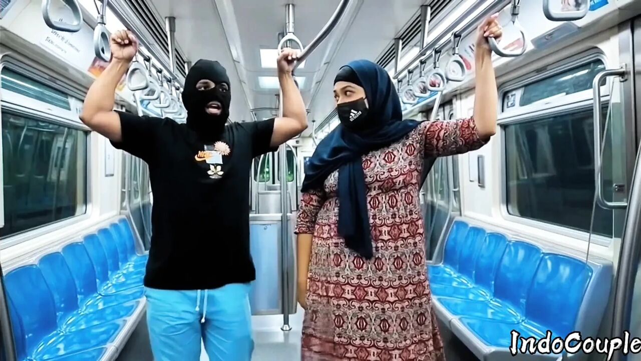 Hijab asia semok disetubuhi di dalam kereta Hijab Busty asian fucked inside a train