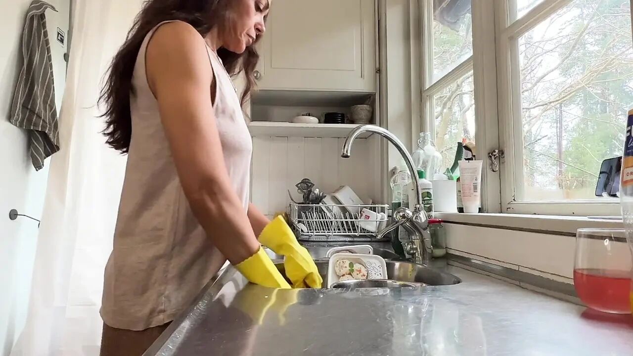 Horny wife gets fucked in the kitchen while doing the dishes