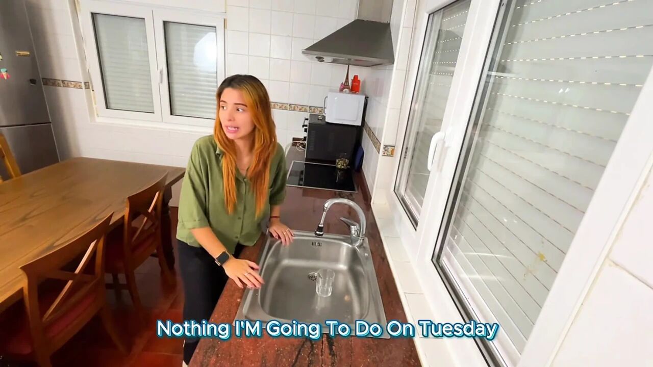 Horny Girlfriend Gets Fucked in the Kitchen and Gets Cum on Her Feet