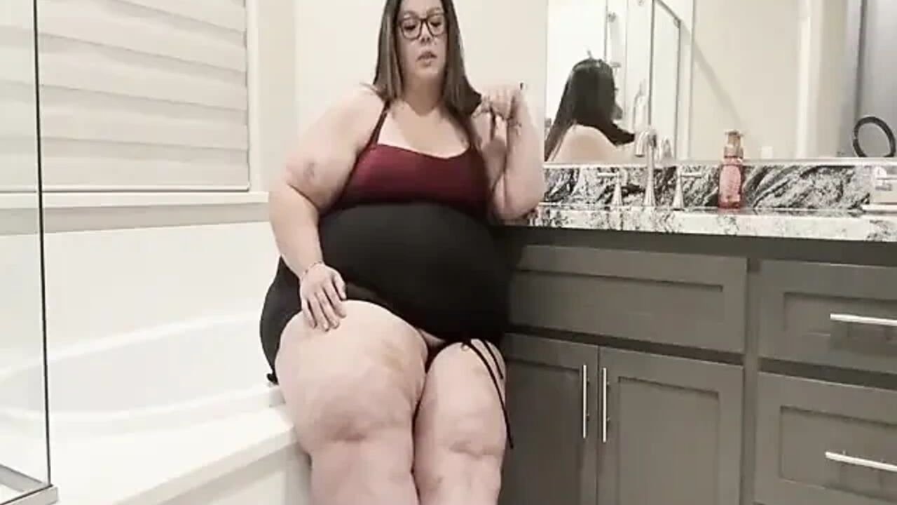 Plump Paradise: Costume Role Play Tease (sd)
