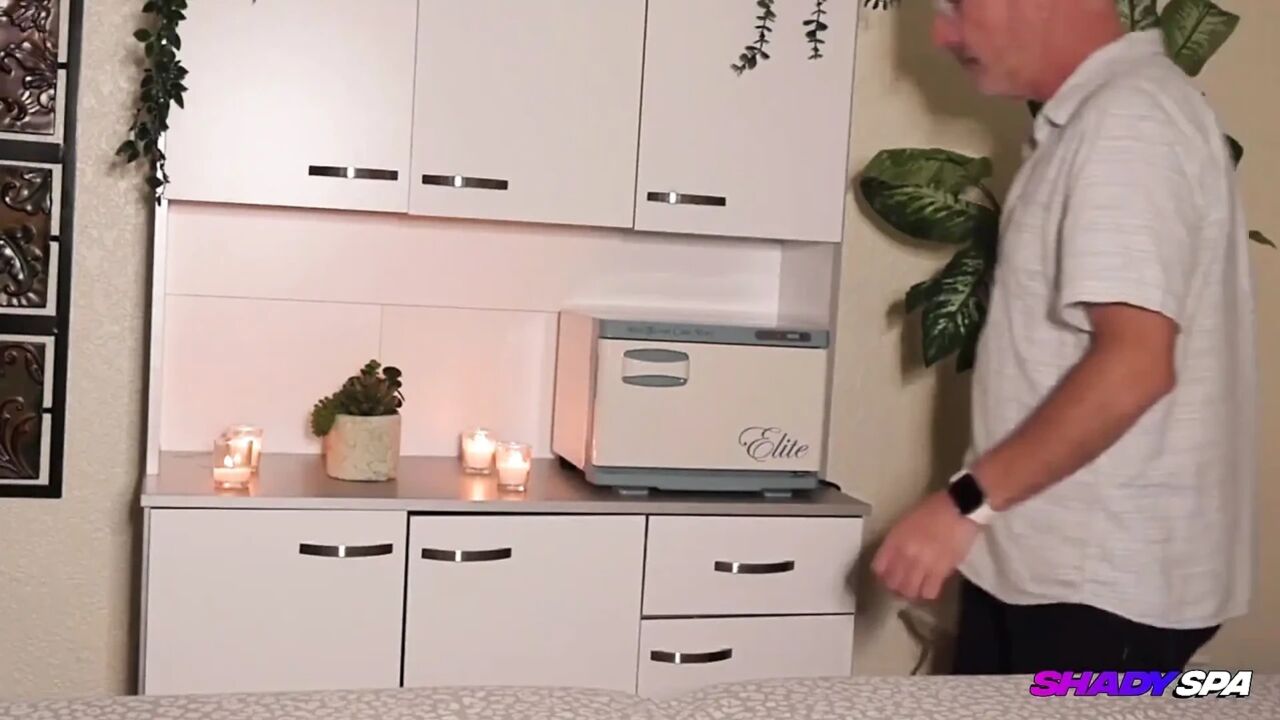 Hot Teener Lola Valentine's Muscle Relief Handjob