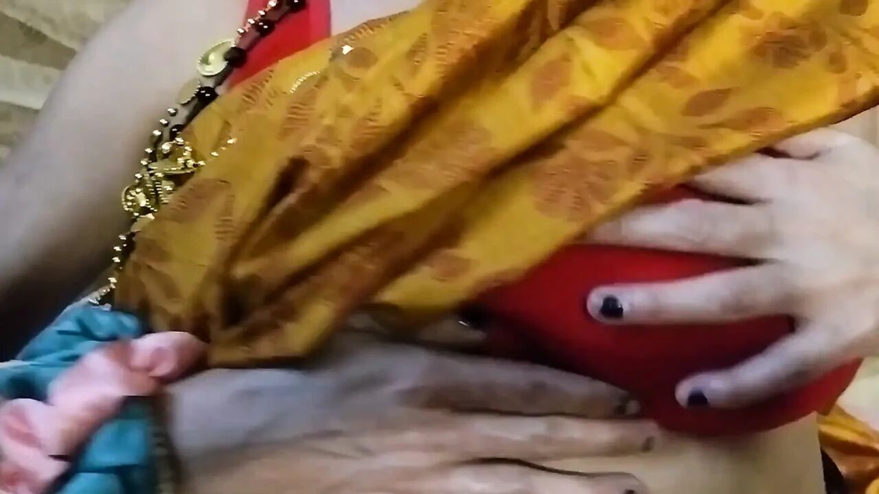 Bhabhi Inserted Sex Toy Into Pussy and Took Out Pussy Juice