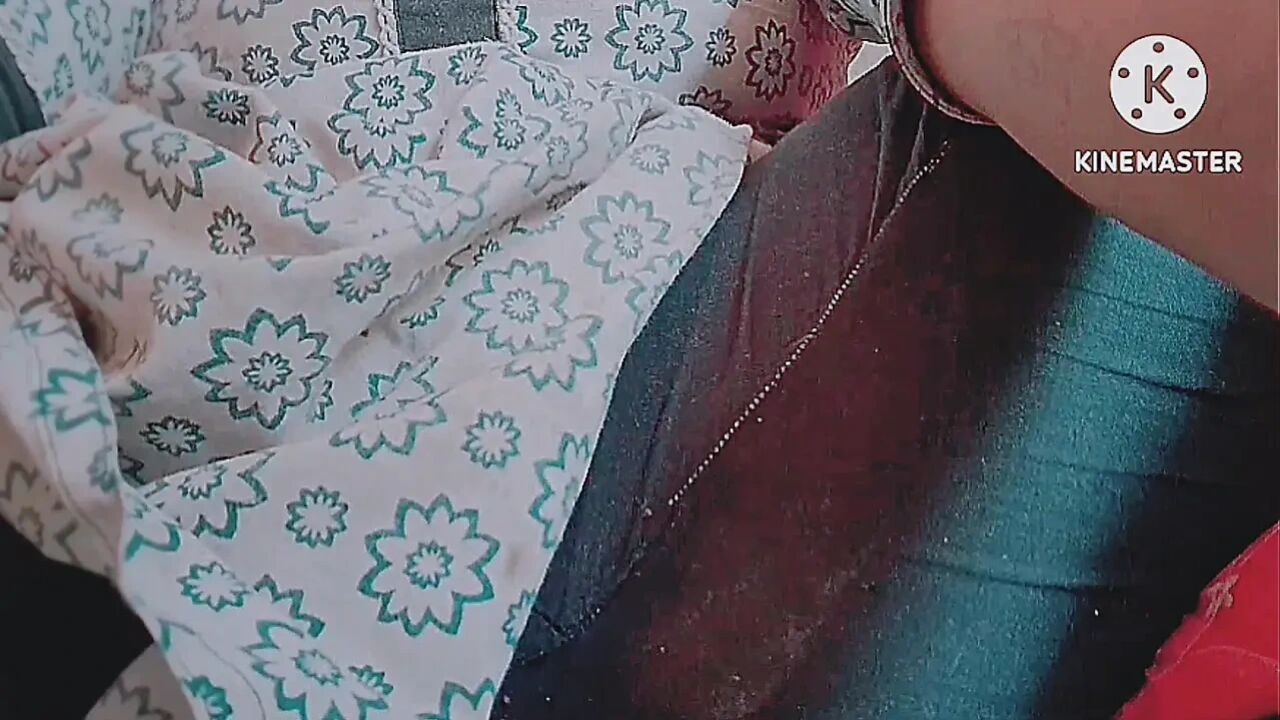 Delhi girl Lavenya was seen showing off her boobs. She is enjoying a different level of enjoyment by rubbing her ass on it. Sona's boyfriend told her that his friend