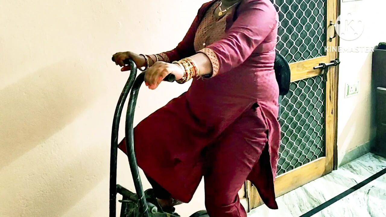 Gym Bhabhi's Masturbation in Hindi