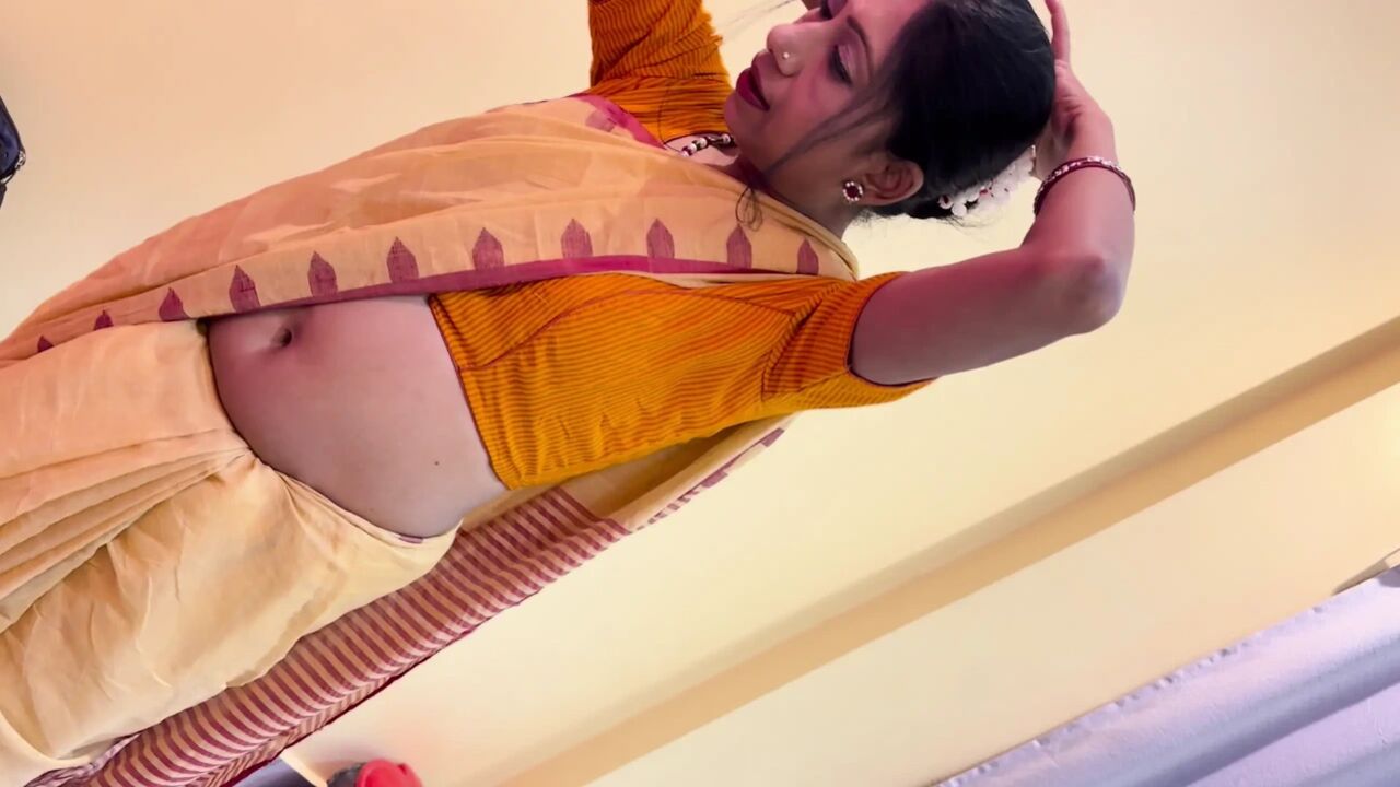 South indian sexy bhabhi ko desi uncle nekhub pussy fuck kiya, bhabhi ne apna pussy chataya