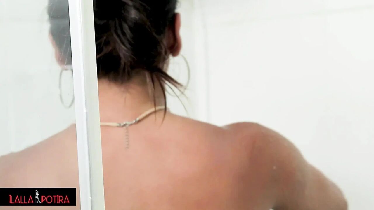 My Cuckold Came to Give Me a Bath, so He Could Deliver Me All Clean to the Lover